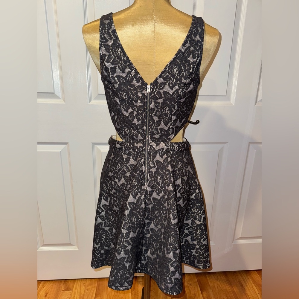 A&F LACE DRESS! - Picture 3 of 5